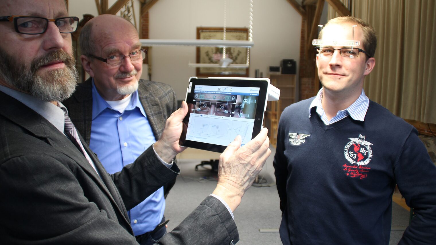 Zeigen die Neuentwicklung: Hans-Joachim Ollendorf, Dr. Wolfgang Haacker und Praktikant Arne Fischer (v.l.).