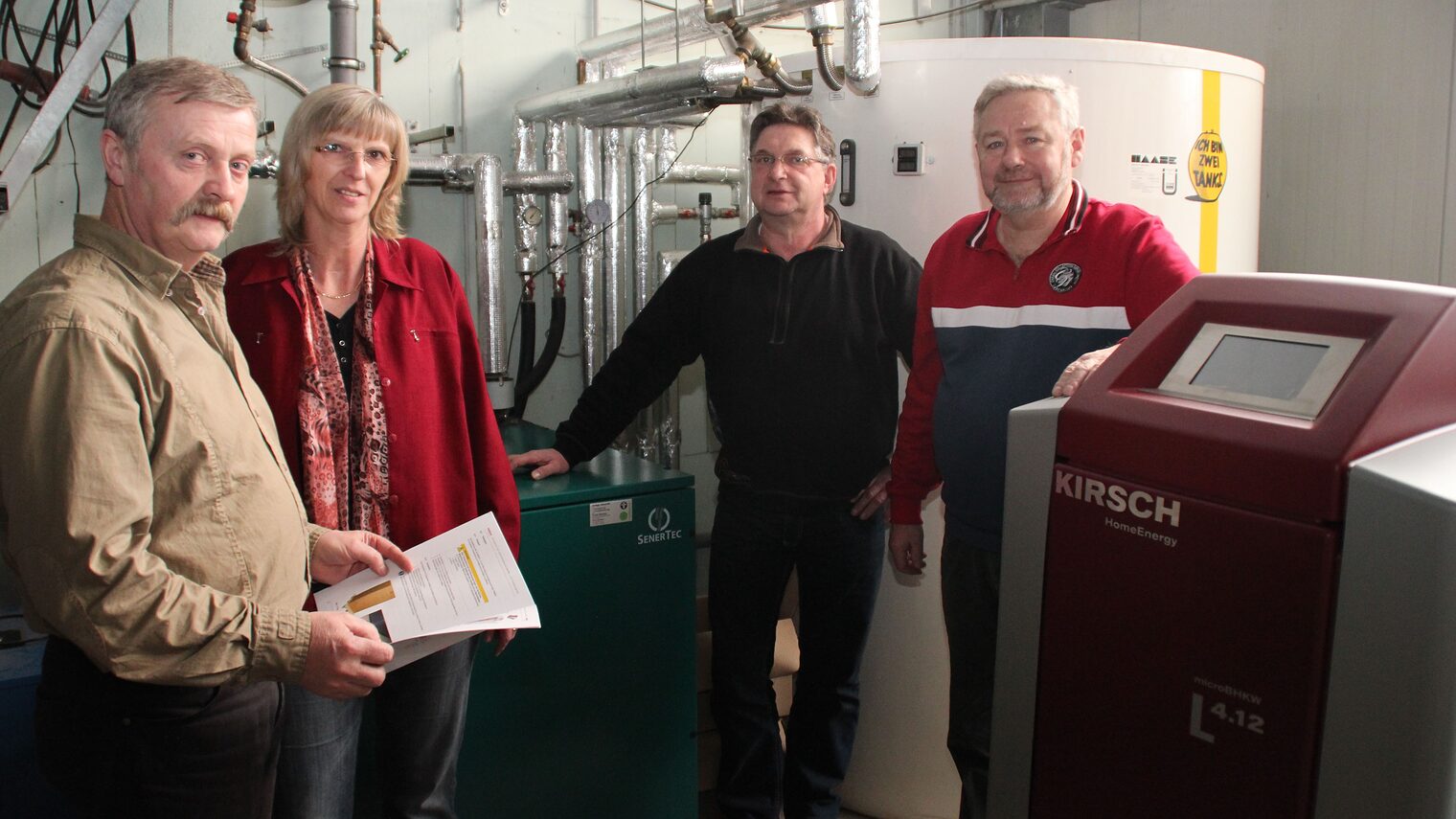 Vier von der KWM und ein Mini-BHKW: Reinhardt Ziegler, Christine Wicke, Gerhard Kolbe und Horst Winkler (v.l.)