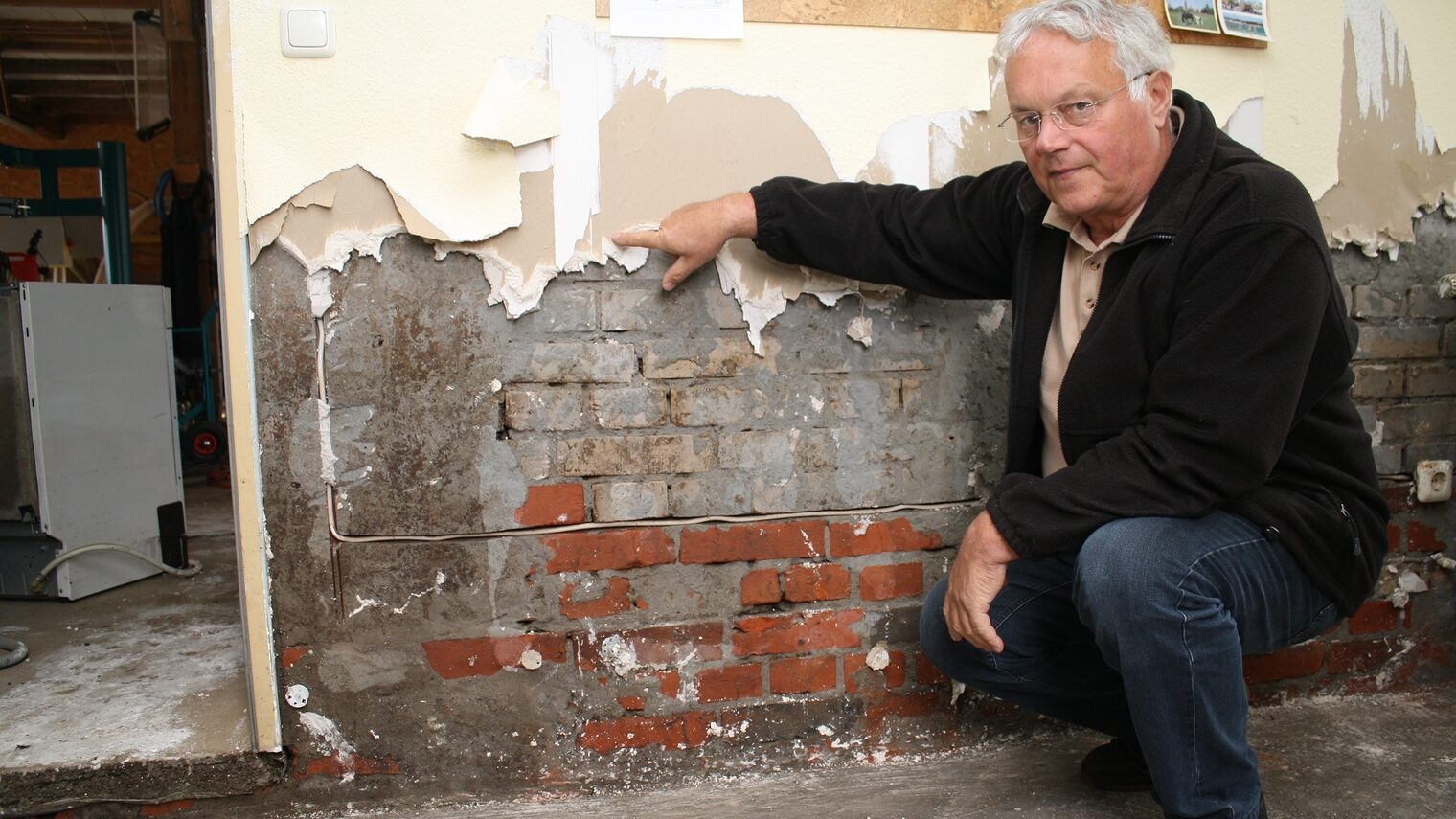 60 000 Euro Schaden: Ernst Andersch zeigt, wie hoch das Wasser in seiner Werkstatt stand.