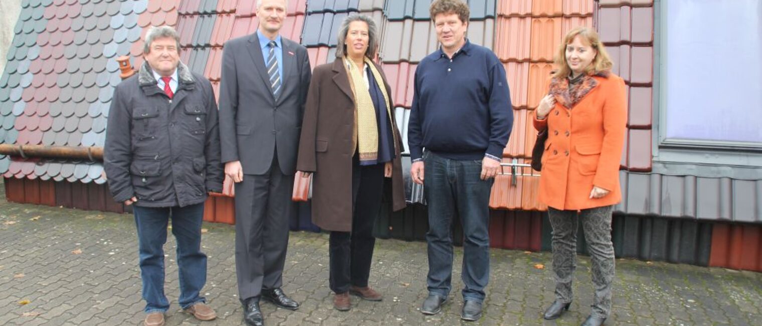 Frank Rüdrich, Geschäftsführer Kreishandwerkerschaft Elbe-Börde, Burghard Gruppe, Hauptgeschäftsführer Handwerkskammer Magdeburg, Dr. Tamara Zieschang, Staatssekretärin Ministerium für Wissenschaft und Wirtschaft, Dachdeckermeister Thomas Fischer und Diane Sommer, Geschäftsstellenleiterin Kreishandwerkerschaft Elbe-Börde in Burg (v.l.). Frank Rüdrich, Geschäftsführer Kreishandwerkerschaft Elbe-Börde, Burghard Gruppe, Hauptgeschäftsführer Handwerkskammer Magdeburg, Dr. Tamara Zieschang, Staatssekretärin Ministerium für Wissenschaft und Wirtschaft, Dachdeckermeister Thomas Fischer und Diane Sommer, Geschäftsstellenleiterin Kreishandwerkerschaft Elbe-Börde in Burg (v.l.).