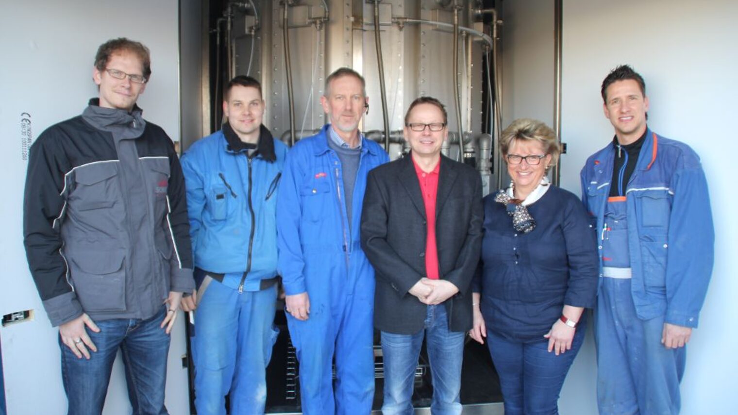 Vor der Wiederaufbereitungsanlage (v.l.): Student Sascha Pahl, Monteur Andreas Schmidt, IngenieurNiels Nielsen, Torsten Gerlach, Angela Gerlach, Monteur Christian Berthold.