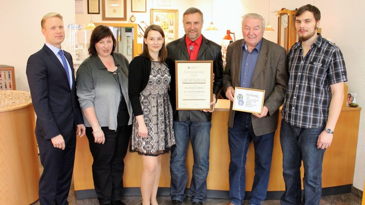 Gratulation zum Jubiläum (v.l.): Handwerkskammer-Vizepräsident Alexander Wendt, Innungsobermeisterin Ulrike Galke-Carl, Lisa Roberts, Michael Roberts, Heinz Baumann (ehemals Kreishandwerkerschaft) und Lars Roberts.