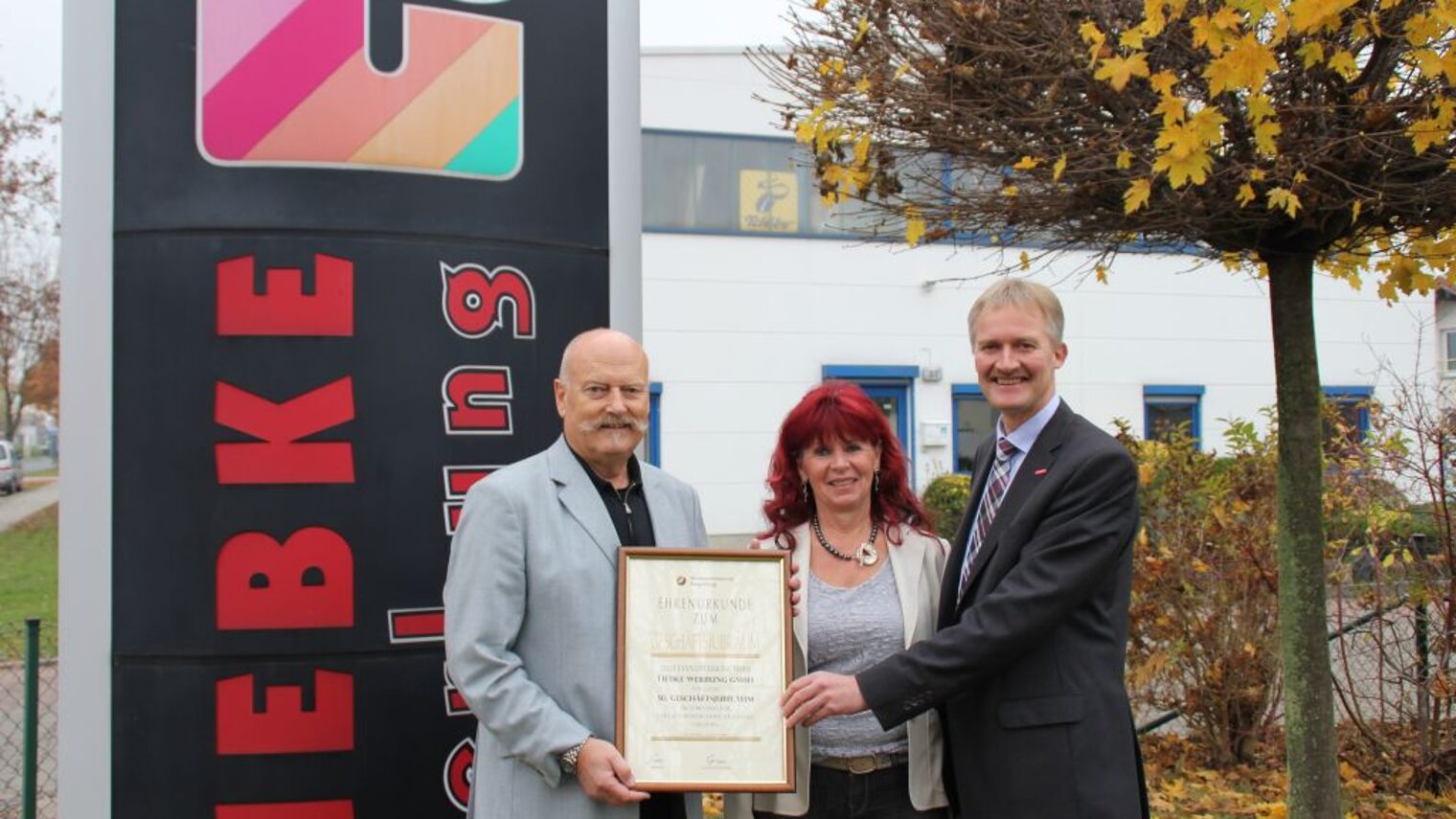 50 Jahre Liebke-Werbung: Urkunden-Übergabe an Herbert und Karola Liebke durch Handwerkskammer-Hauptgeschäftsführer Burghard Grupe (r.)