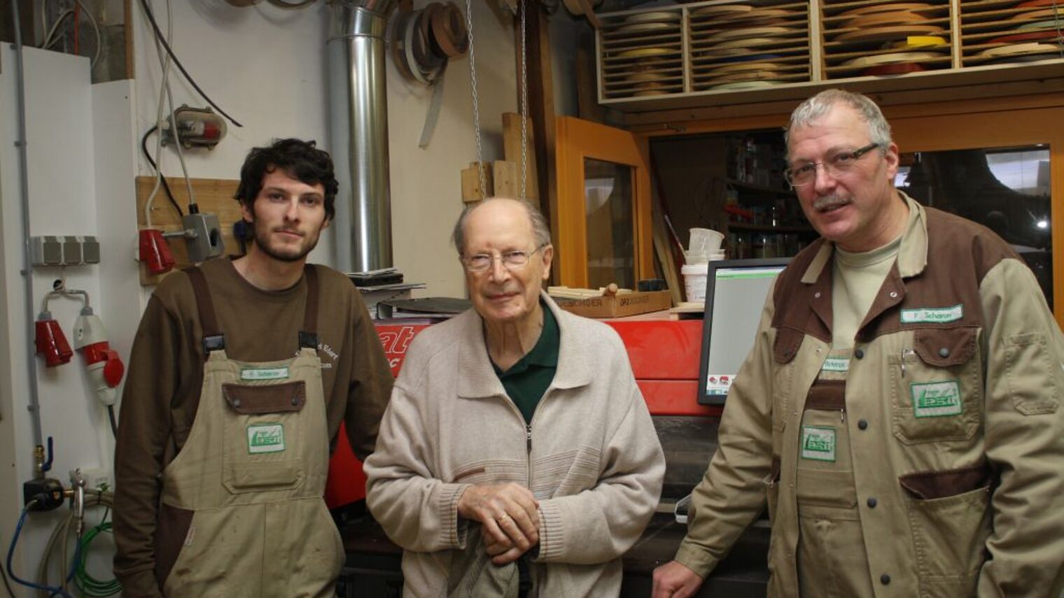 Drei Tischlergenerationen: Hendryk Scharun, Ernst-Wilhelm Edert und Frank Scharun (v.l.) in der Werkstatt.