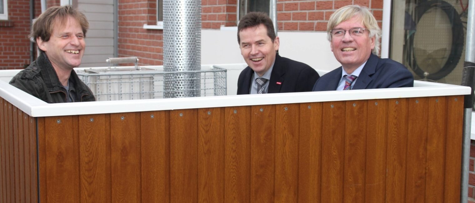 Probesitzen in der holzbeheizten Gartenbadewanne: Betriebsinhaber Heiko Meyer (l.), Kammerpräsident Hagen Mauer (M.)und Wirtschaftsminister Hartmut Möllring.