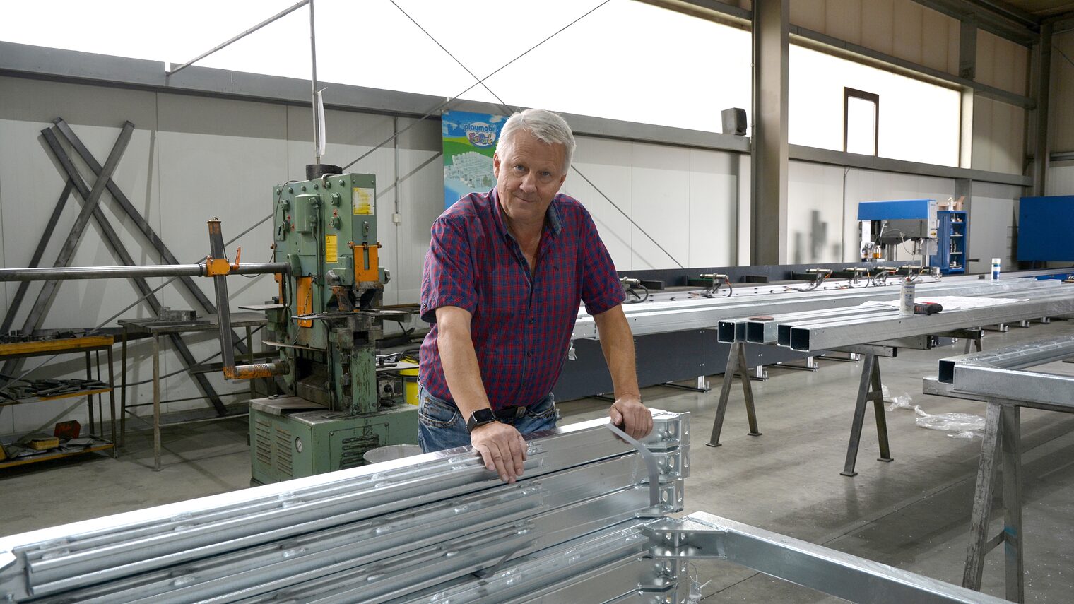 Wie aus dem Stabilbaukasten: Rhed Thiemig baut in Oschersleben Aufzugsschachtgerüste.