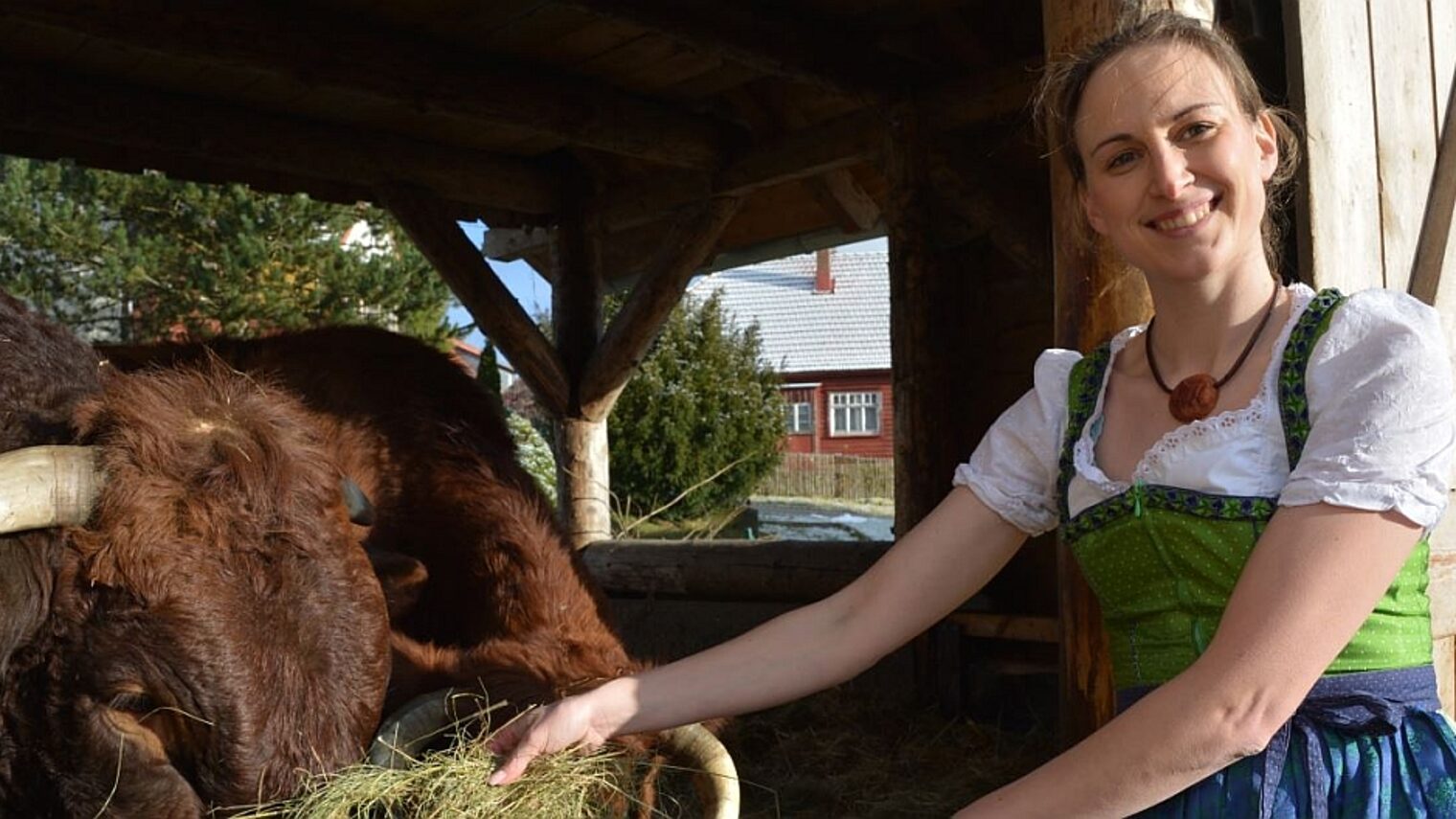 Julia Thielecke mit Kuh Berte und Bulle Hannibal.