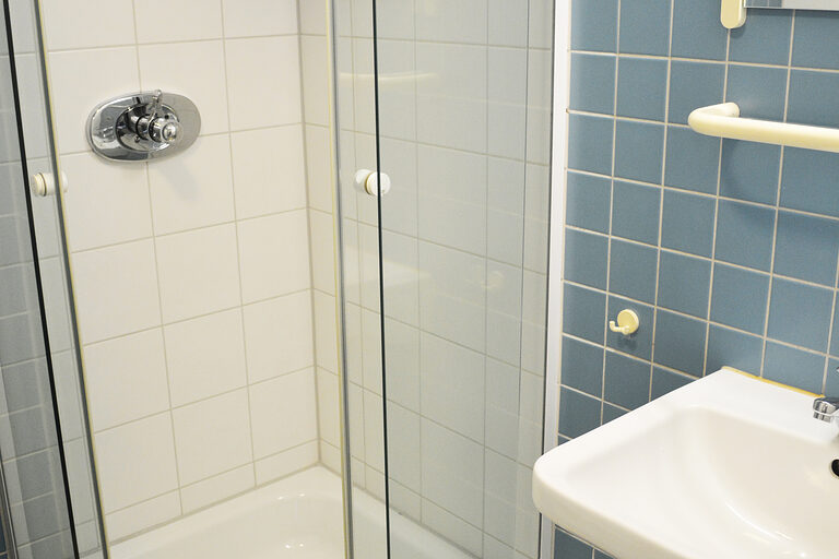 Badezimmer mit Dusche und Waschbecken.