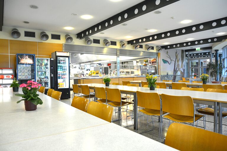 Blick in die Kantine im Bildungszentrum der Handwerkskammer Magdeburg.