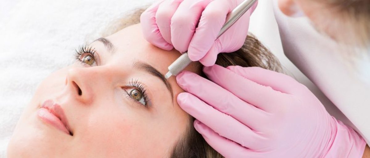 frau, schönheit, microblades, gesicht, kosmetikstudio, behandlung, augenbrauen, pflege, blades, haut, entspannung, permanent, organisch, zeichentechnik, microblading, manuelle klingen, gesichtsbehandlung, schönheitspflege, wiederherstellung, liegend, erscheinung, hübsch, körperäußeres, stift, person