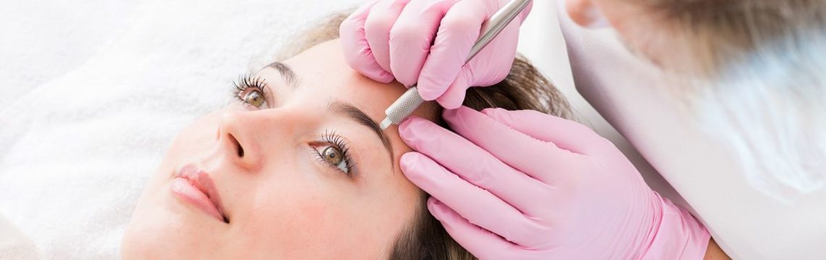 frau, schönheit, microblades, gesicht, kosmetikstudio, behandlung, augenbrauen, pflege, blades, haut, entspannung, permanent, organisch, zeichentechnik, microblading, manuelle klingen, gesichtsbehandlung, schönheitspflege, wiederherstellung, liegend, erscheinung, hübsch, körperäußeres, stift, person