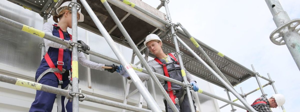 Construction workers installing scaffolding on site Schlagwort(e): people, man, men, construction, scaffolding, frame, worker, builder, building, security, hard hat, equipment, apprenticeship, training, professional, occupation, business, student, working, outdoors, industry, site, craftsmanship, people, man, men, construction, scaffolding, frame, worker, builder, building, security, hard hat, equipment, apprenticeship, training, professional, occupation, business, student, working, outdoors, industry, site, craftsmanship