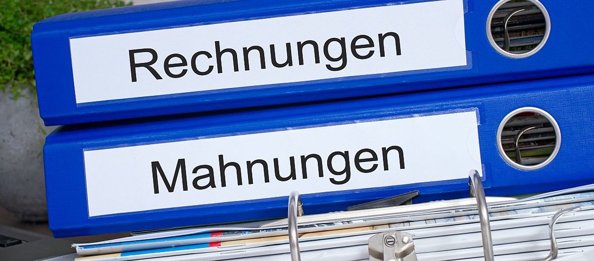 Rechnungen und Mahnungen Schlagwort(e): rechnung, mahnung, schulden, forderungen, buchhaltung, finanzen, inkasso, insolvenz, konkurs, pleite, privatinsolvenz, mahnungen, steuerberater, steuerprüfung, forderung, steuerschuld, zahlungsunfähigkeit, rechnungen, abgaben, ablage, akten, aktenordner, archiv, ausgaben, belege, betriebsprüfung, büro, bürokratie, dokumente, einkommensteuer, einnahmen, finanzamt, finanzkrise, gemahnt, gewinn, liquidität, mahnbüro, ordner, prüfung, ruin, rückstand, schuldner, schuldnerberatung, steuer, unterlagen, wirtschaftskrise, zahlung, kassabeleg, offen, offene