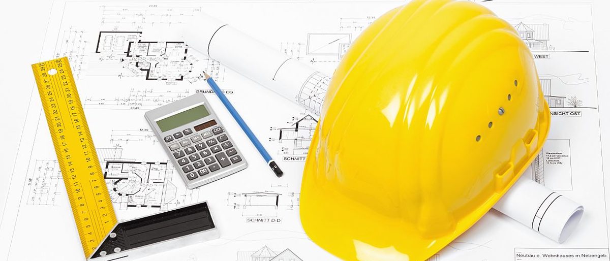 bauhelm, bauzeichnung, haus, bau, hausbau, bauen, bauleitung, plan, baustelle, bauplan, helm, architektur, entwurf, entwerfen, traumhaus, büro, zeichnung, konstruktion, prüfen, papier, taschenrechner, einfamilienhaus, hochbau, statik, konzeption, berechnung, baugutachter, projekt, entwürfe, betreuung, management, baubetreuung, bauabnahme, qualitätsmanagement, lineal, messen, gelb
