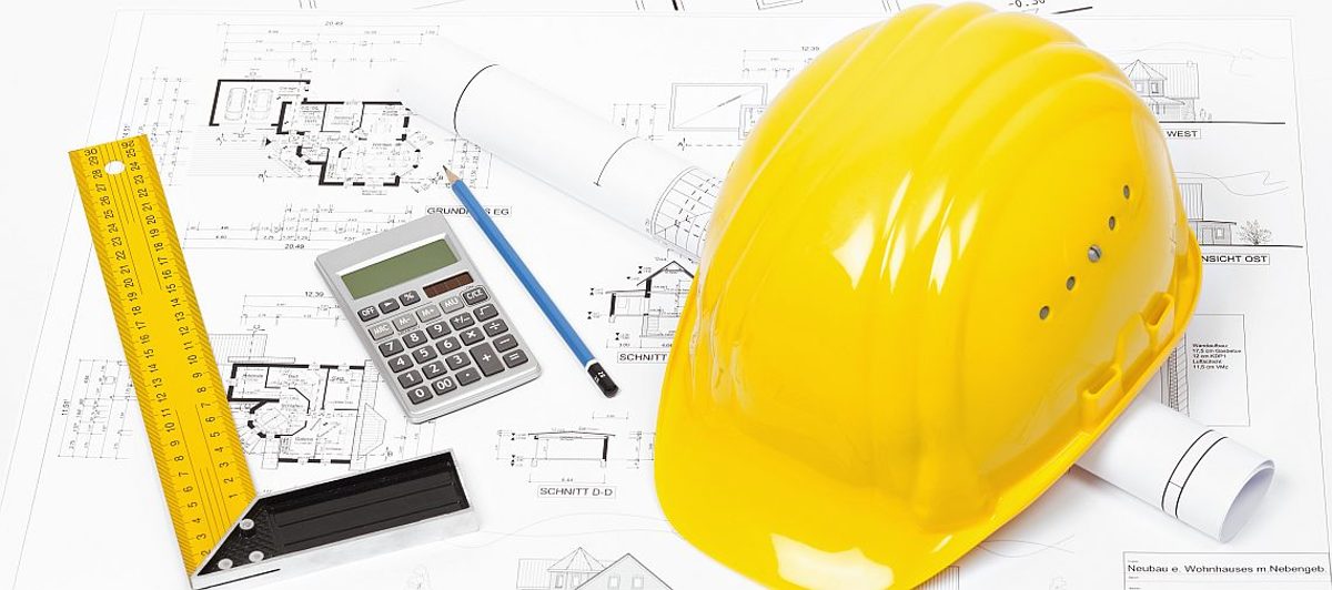 bauhelm, bauzeichnung, haus, bau, hausbau, bauen, bauleitung, plan, baustelle, bauplan, helm, architektur, entwurf, entwerfen, traumhaus, büro, zeichnung, konstruktion, prüfen, papier, taschenrechner, einfamilienhaus, hochbau, statik, konzeption, berechnung, baugutachter, projekt, entwürfe, betreuung, management, baubetreuung, bauabnahme, qualitätsmanagement, lineal, messen, gelb