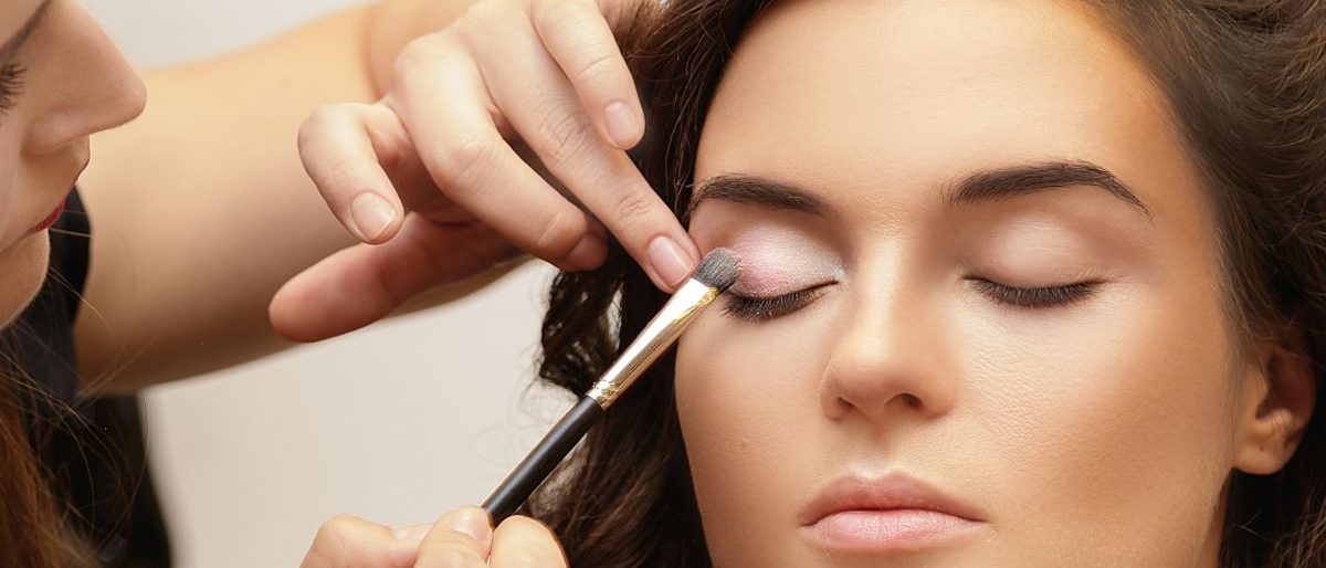 Makeup artist applying cosmetics on model face Schlagwort(e): makeup, artist, beautiful, model, woman, face, beauty, fashion, make, female, girl, up, applying, young, glamour, white, hair, eye, caucasian, cosmetic, professional, studio, portrait, backstage, brunette, skin, work, style, stylish, foundation, eyebrow, sensuality, practice, pretty, attractive, skilled, professional, eyeshadow, brush, pink, makeup, artist, beautiful, model, woman, face, beauty, fashion, make, female, girl, up, applying, young, glamour, white, hair, eye, caucasian, cosmetic, professional, studio, portrait, backstage, brunette, skin, work, style, stylish, foundation, eyebrow, sensuality, practice, pretty, attractive, skilled, eyeshadow, brush, pink