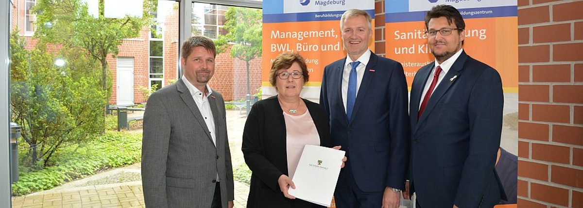 (v. l.) Leiter Berufsbildungszentrum Andreas Schmiedecke, Arbeitsministerin Petra Grimm-Benne, Hauptgeschäftsführer Burghard Grupe, CDU-Landtagsabgeordneter Tobias Krull (v. l.) Leiter Berufsbildungszentrum Andreas Schmiedecke, Arbeitsministerin Petra Grimm-Benne, Hauptgeschäftsführer Burghard Grupe, CDU-Landtagsabgeordneter Tobias Krull