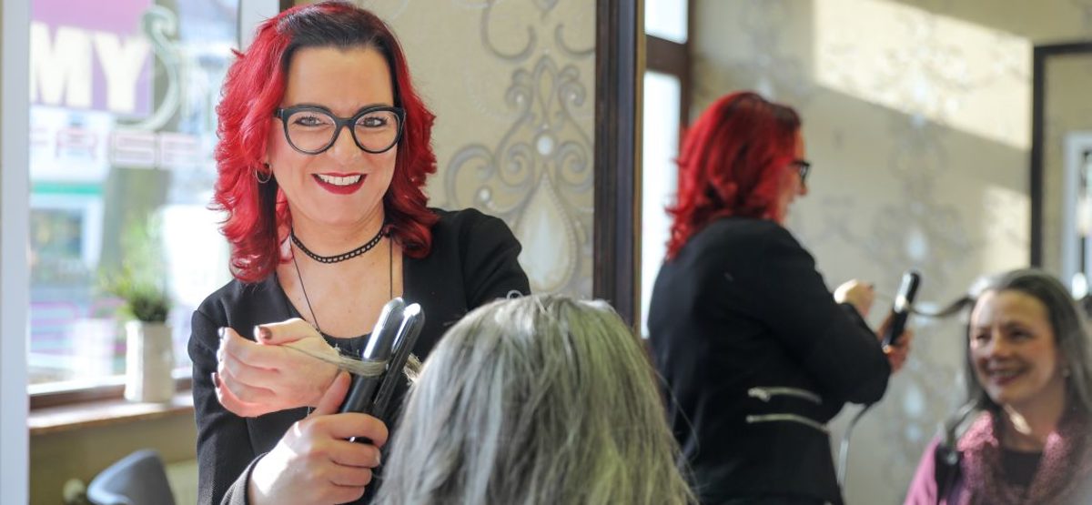 Friseurin Yvonne Lechner hat den Meistertitel als Beste ihres Gewerkes errungen. Friseurin Yvonne Lechner