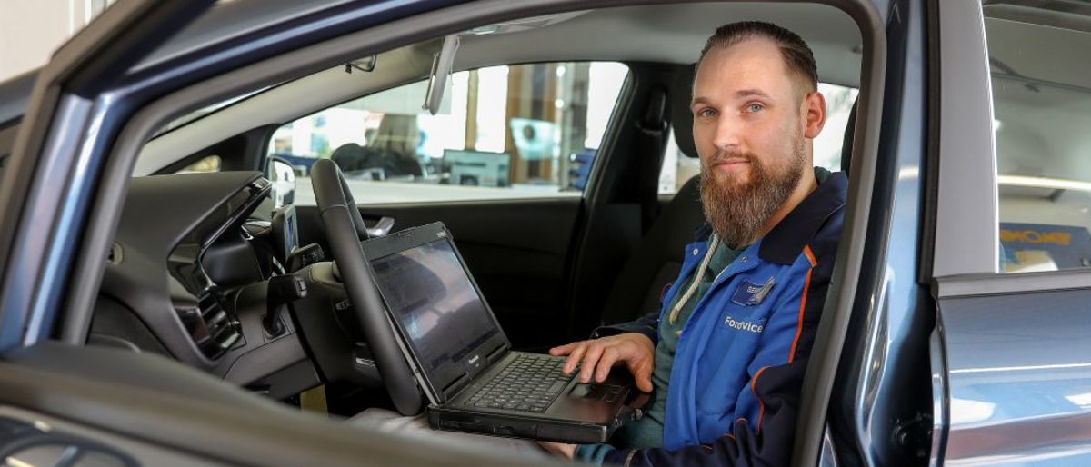 Kraftfahrzeugtechniker Patrick Arndt hat den Meistertitel als Bester seines Gewerkes errungen. Kraftfahrzeugtechniker Patrick Arndt