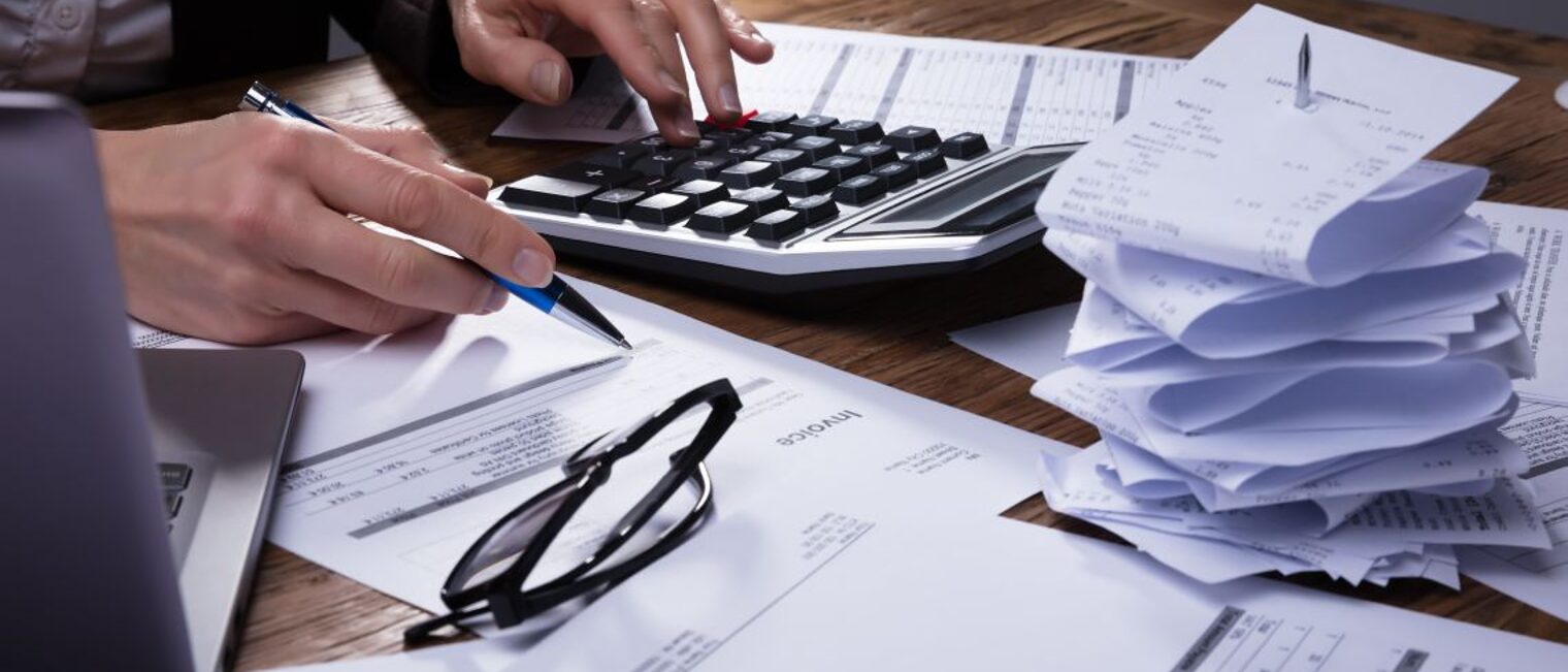 Businessmann kalkuliert Steuern