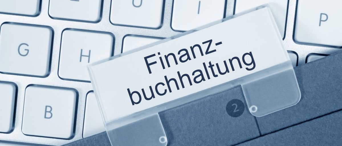 Finanzbuchhaltung Ordner auf Tastatur