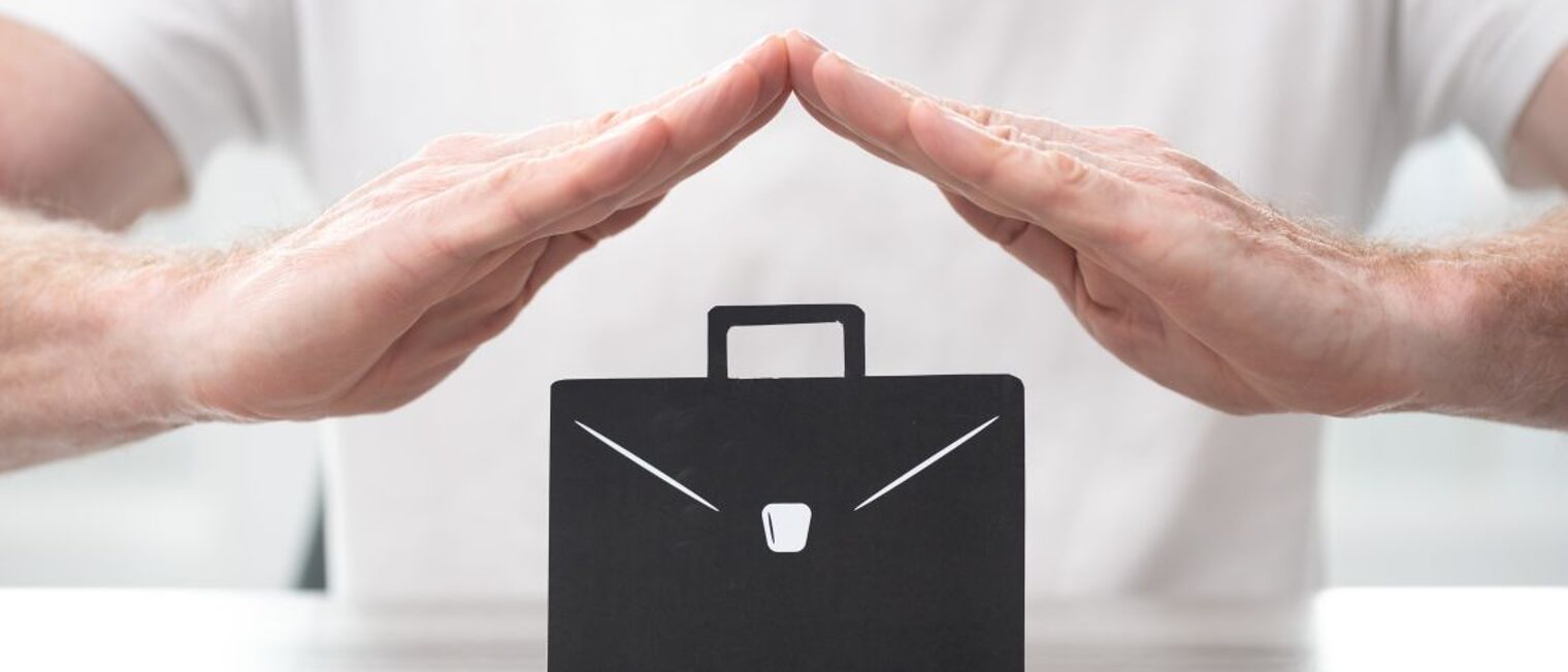 Hände schützen Koffer