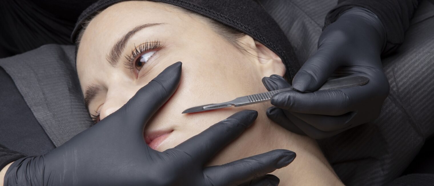 AdobeStock_324002013_Marguerite De Valois_ Dermaplaning