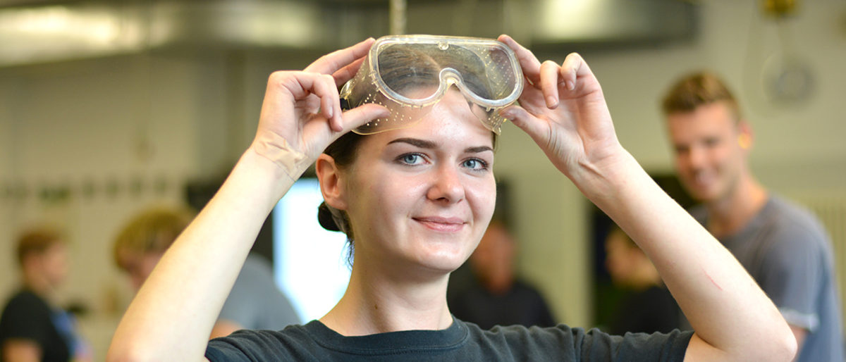 Erika Wegele (23 Jahre) aus Stendal hat Spaß am Praxiskurs: "Mich interessiert es, wie Dinge funktionieren und wie ich sie notfalls reparieren kann. Das zeige ich auch gern anderen." Erika Wegele (23 Jahre) aus Stendal hat Spaß am Praxiskurs: "Mich interessiert es, wie Dinge funktionieren und wie ich sie notfalls reparieren kann. Das zeige ich auch gern anderen."