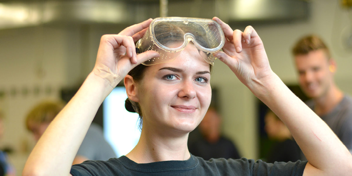 Erika Wegele (23 Jahre) aus Stendal hat Spaß am Praxiskurs: "Mich interessiert es, wie Dinge funktionieren und wie ich sie notfalls reparieren kann. Das zeige ich auch gern anderen." Erika Wegele (23 Jahre) aus Stendal hat Spaß am Praxiskurs: "Mich interessiert es, wie Dinge funktionieren und wie ich sie notfalls reparieren kann. Das zeige ich auch gern anderen."
