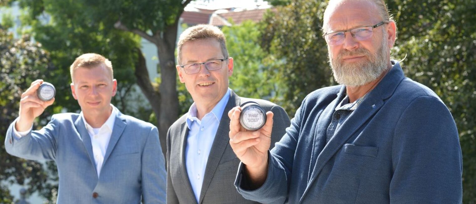 Dennis Langbein (v.l.) und Karsten Schnügger sind nun öffentlich bestellte und vereidigte Sachverständige der Handwerkskammer Magdeburg. Hagen Mauer (Mitte) nahm den Eid ab. Dennis Langbein (v.l.) und Karsten Schnügger sind nun öffentlich bestellte und vereidigte Sachverständige der Handwerkskammer Magdeburg. Hagen Mauer (Mitte) nahm den Eid ab.