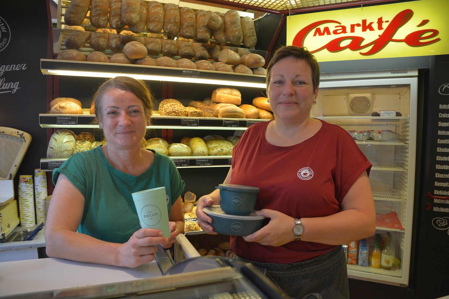 Konditormeisterin Sylvia Trieb (links) führt gemeinsam mit ihrer Schwester Simone Trieb eine Konditorei mit angeschlossenem Café. Zum Mitnehmen verkaufen sie Speisen und Getränke demnächst nur noch in diesen Pfand-Gefäßen.