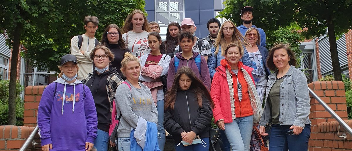 Eine Delegation polnischer Auszubildende*r aus Breslau besuchte im Juli 2021 das BBZ. Eine Delegation polnischer Auszubildende*r aus Breslau besuchte im Juli 2021 das BBZ.