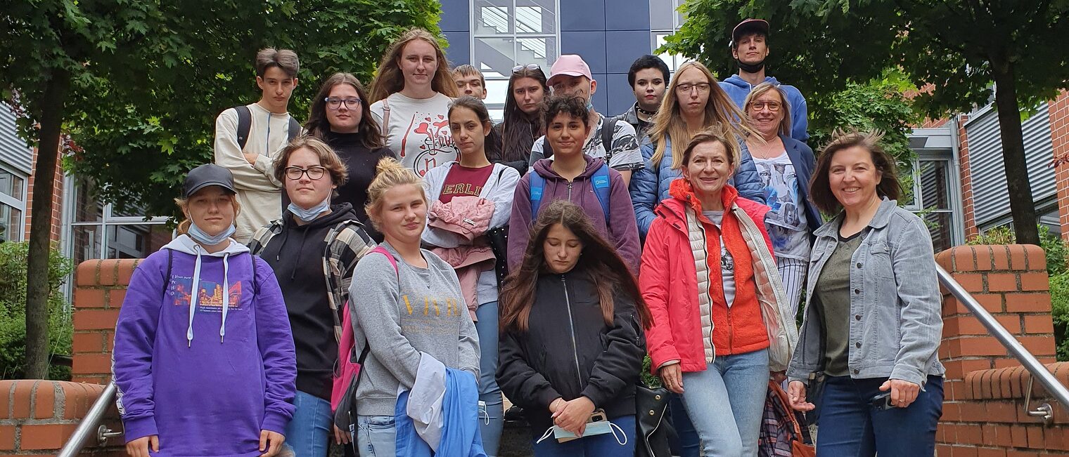 Eine Delegation polnischer Auszubildende*r aus Breslau besuchte im Juli 2021 das BBZ. Eine Delegation polnischer Auszubildende*r aus Breslau besuchte im Juli 2021 das BBZ.