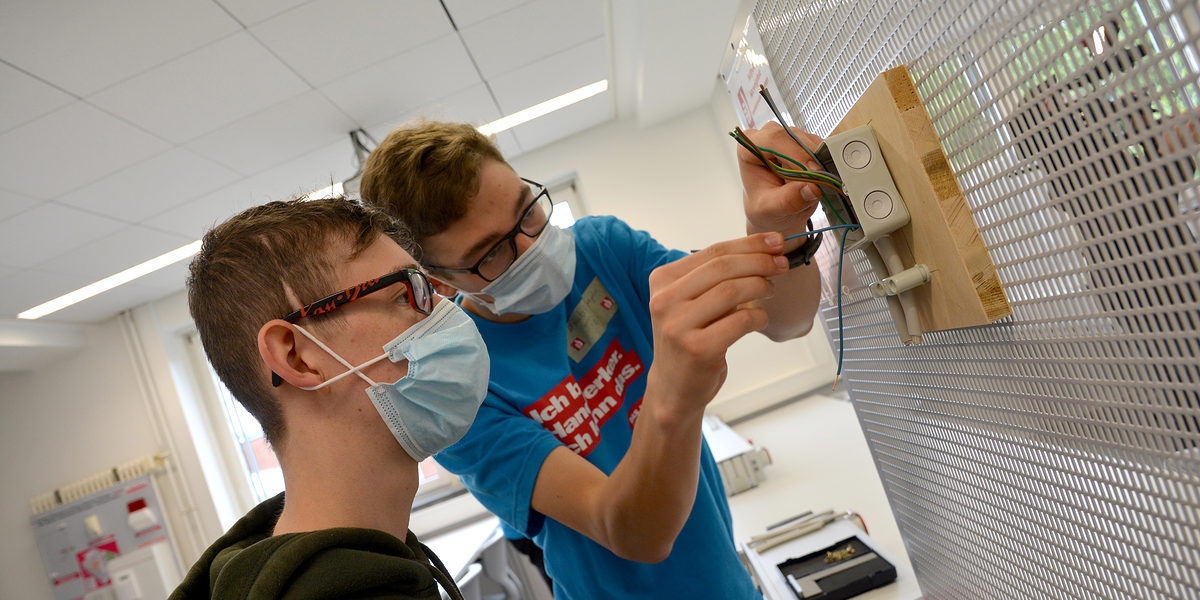 Ziemlich spannend war es in der Werkstatt der Elektrotechniker im Berufsbildungszentrum der Handwerkskammer Magdeburg. Ziemlich spannend war es in der Werkstatt der Elektrotechniker im Berufsbildungszentrum der Handwerkskammer Magdeburg.