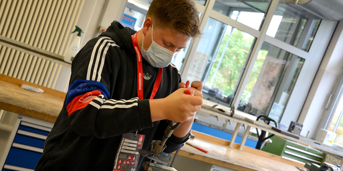 Vorallem Praxis steht bei der HANDWERK4YOU im Vordergrund - tüfteln, testen, werkeln. Und genau darum geht es. Vorallem Praxis steht bei der HANDWERK4YOU im Vordergrund - tüfteln, testen, werkeln. Und genau darum geht es.
