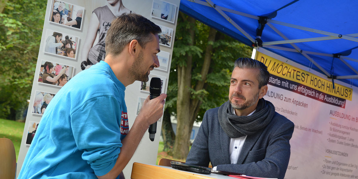 Kevin Kaiser, Geschäftsführer im Bereich Bildung bei der Handwerkskammer Magdeburg, führte kurze Interviews mit den beteiligten Betrieben durch - hier mit der Friseur 2000 Beteiligungs GmbH. Kevin Kaiser, Geschäftsführer im Bereich Bildung bei der Handwerkskammer Magdeburg, führte kurze Interviews mit den beteiligten Betrieben durch - hier mit der Friseur 2000 Beteiligungs GmbH.