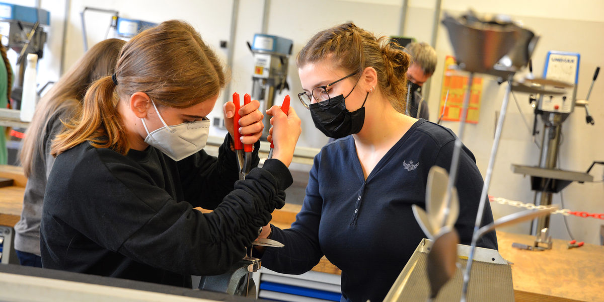 Was entsteht wohl bei diesen beiden jungen Handwerkerinnen? Wer genau hinsieht, weiß es. Was entsteht wohl bei diesen beiden jungen Handwerkerinnen? Wer genau hinsieht, weiß es.