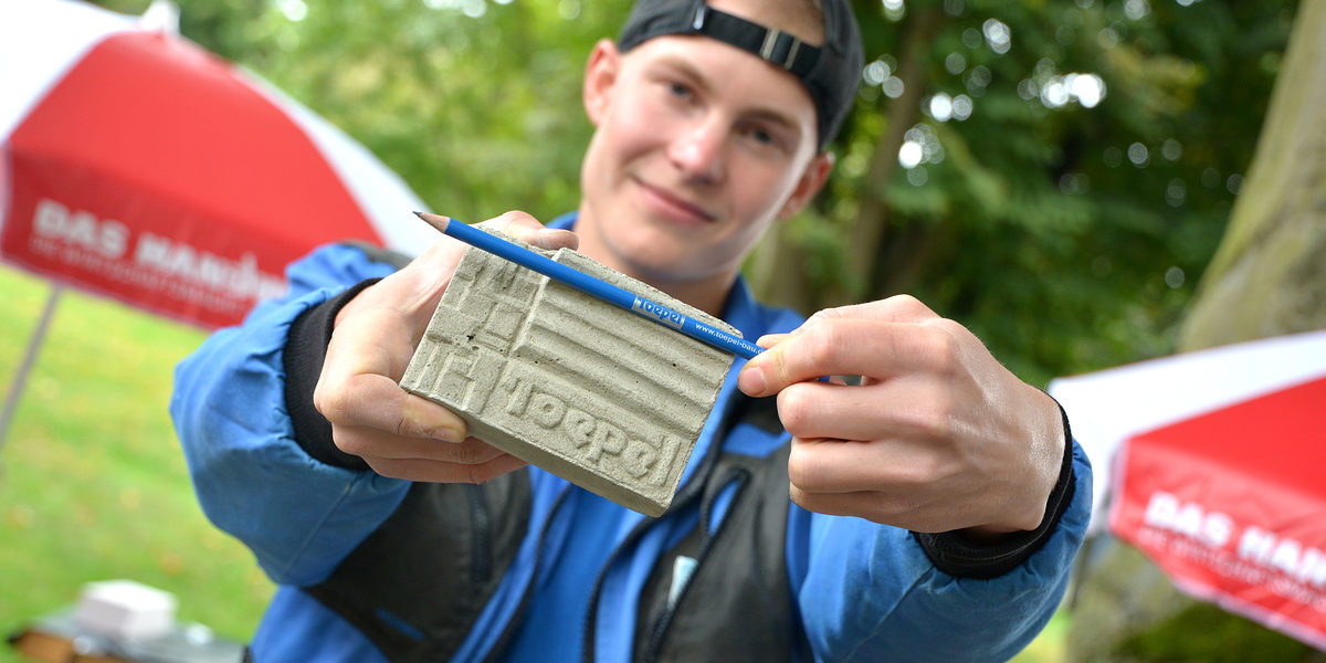 Toepel Bau GmbH hatte gleich zwei Azubis mit dabei. Beide Jugendlichen standen den Besuchern der HANDWERK4YOU Rede und Antwort. Toepel Bau GmbH hatte gleich zwei Azubis mit dabei. Beide Jugendlichen standen den Besuchern der HANDWERK4YOU Rede und Antwort.