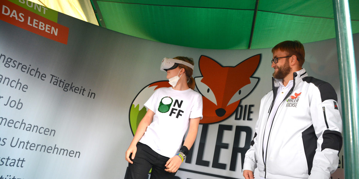Bei der Malerfüchse GmbH tauchten die Besucher in eine andere Welt ab. Via VR-Brille wurden die Besucher direkt in die Werkstatt und dann ab auf die Baustelle mitgenommen. Bei der Malerfüchse GmbH tauchten die Besucher in eine andere Welt ab. Via VR-Brille wurden die Besucher direkt in die Werkstatt und dann ab auf die Baustelle mitgenommen.