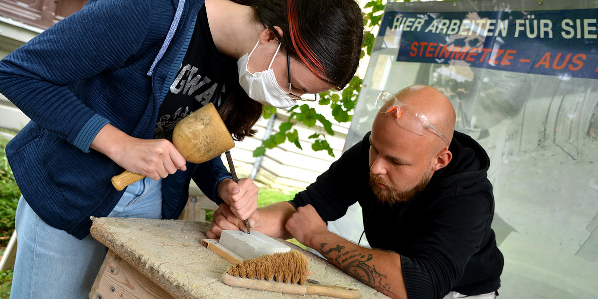 Die notwendige ruhige Hand und das gewisse Feingefühl bewies diese junge Frau unter den wachsamen Augen vom Steinmetz der Paul Schuster GmbH. Die notwendige ruhige Hand und das gewisse Feingefühl bewies diese junge Frau unter den wachsamen Augen vom Steinmetz der Paul Schuster GmbH.
