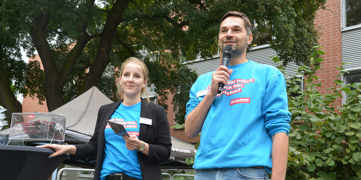 Stefanie Garbe, Projektkoordinatorin Bildungsketten, und Kevin Kaiser, Geschäftsführer Bildung bei der Handwerkskammer Magdeburg, zeichneten die Gewinner des Handwerkerparcours aus. Stefanie Garbe, Projektkoordinatorin Bildungsketten, und Kevin Kaiser, Geschäftsführer Bildung bei der Handwerkskammer Magdeburg, zeichneten die Gewinner des Handwerkerparcours aus.