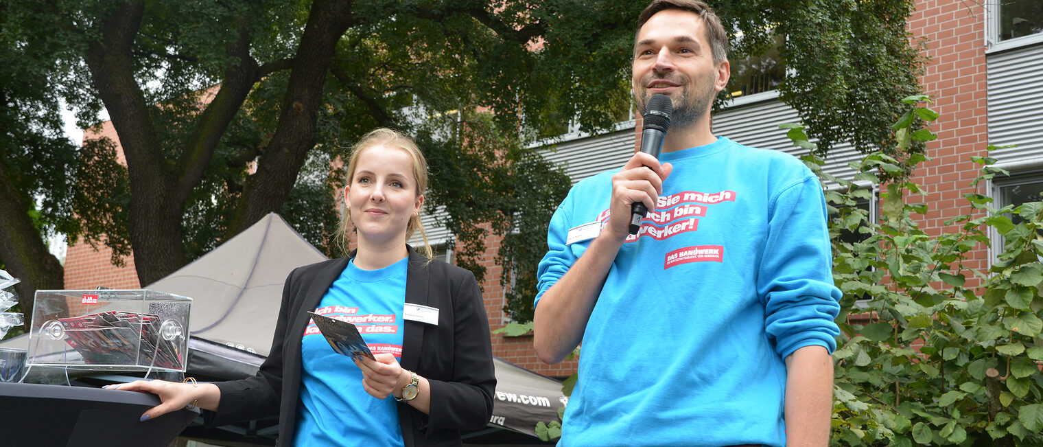 Stefanie Garbe, Projektkoordinatorin Bildungsketten, und Kevin Kaiser, Gesch&auml;ftsf&uuml;hrer Bildung bei der Handwerkskammer Magdeburg, zeichneten die Gewinner des Handwerkerparcours aus.