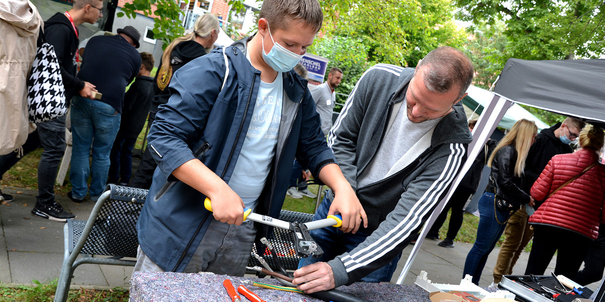 Ganz schön schwer und teuer so ein Stromkabel - diese und viele weitere Erkenntnisse konnten die Besucher am Stand von L&W Elektro- und Datentechnik GmbH gewinnen. Ganz schön schwer und teuer so ein Stromkabel - diese und viele weitere Erkenntnisse konnten die Besucher am Stand von L&W Elektro- und Datentechnik GmbH gewinnen.