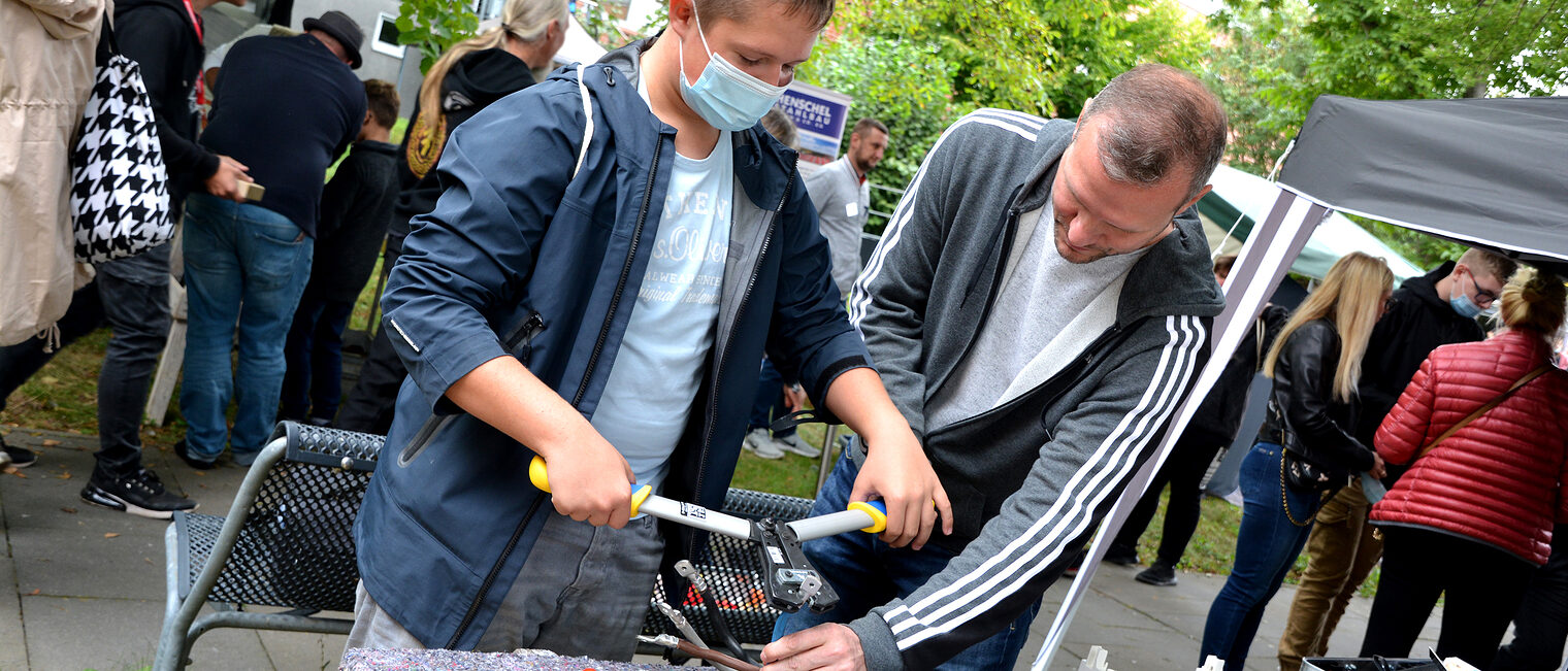 Ganz sch&ouml;n schwer und teuer so ein Stromkabel - diese und viele weitere Erkenntnisse konnten die Besucher am Stand von L&amp;W Elektro- und Datentechnik GmbH gewinnen.