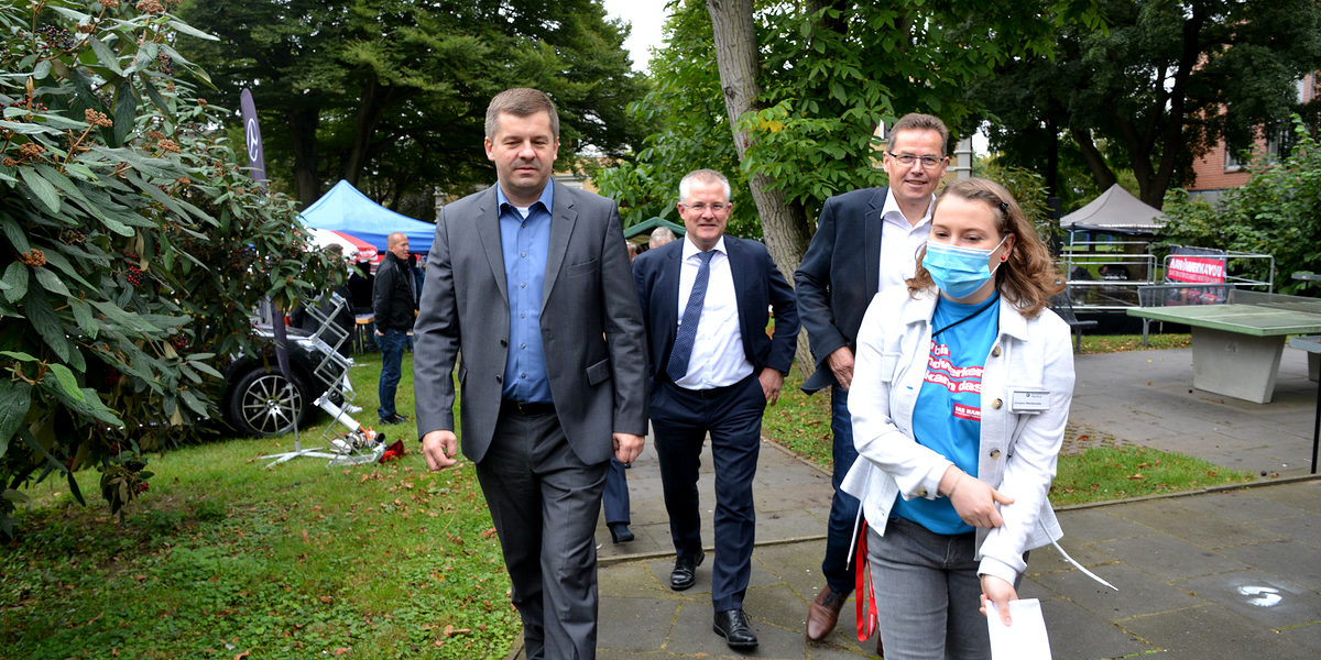 Der erste öffentliche Auftritt als Sachsen-Anhalts Wirtschaftsminister führte Sven Schulze (CDU) auf die HANDWERK4YOU 2021. Der erste öffentliche Auftritt als Sachsen-Anhalts Wirtschaftsminister führte Sven Schulze (CDU) auf die HANDWERK4YOU 2021.
