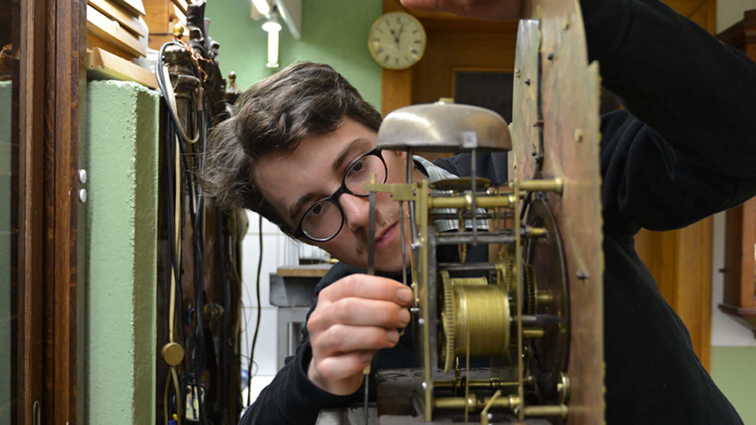 Uhrmacher Carl Robra in der Werkstatt in Seehausen.