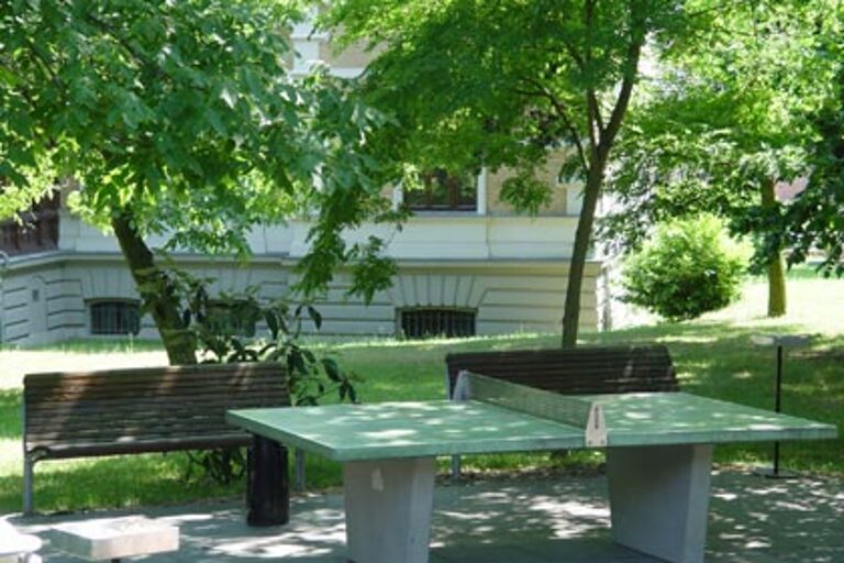 Tischtennisplatz im Außenbereich des Berufsbildungszentrums der Handwerkskammer Magdeburg.