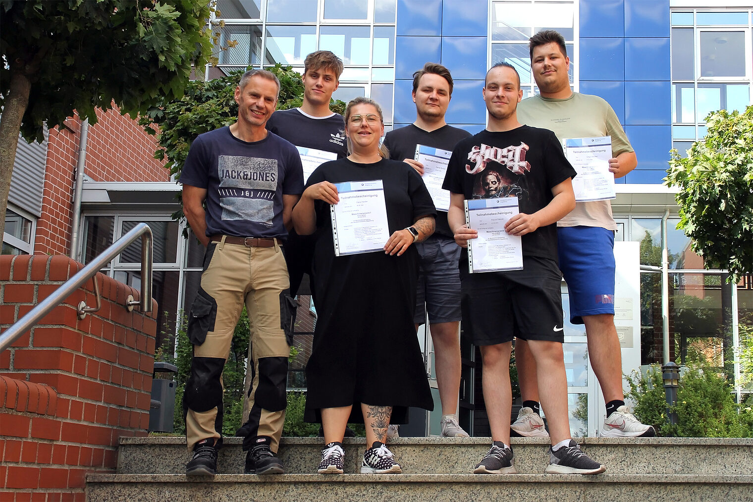 Am Ende eines erfolgreichen Uni-Projektes im BBZ: Lehrausbilder Abraham Ronny mit den angehenden Technik-Lehrern von Morgen.