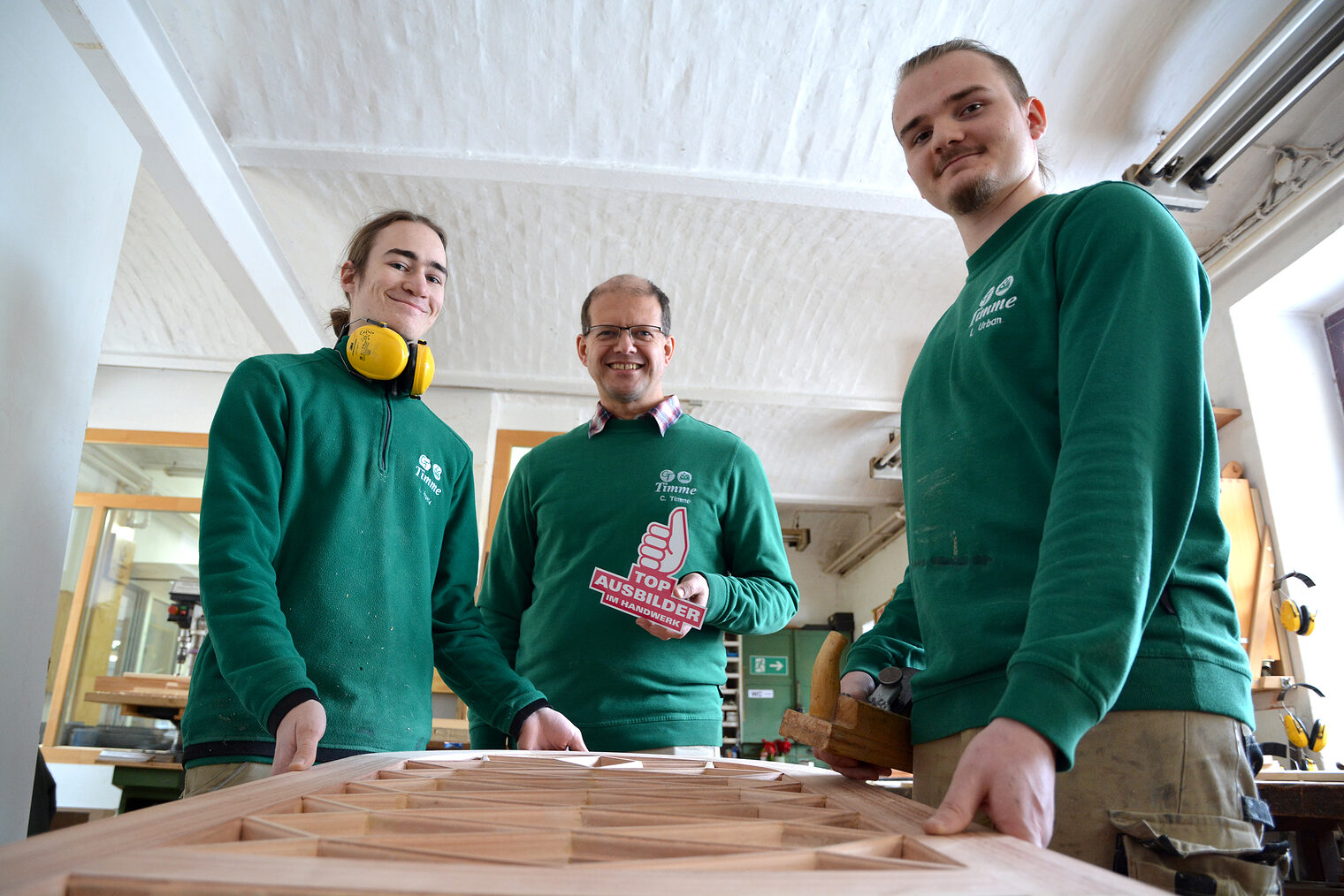 (v.l.) Josef Vesely, Christoph Timme und Lenny Urban von der Tischlerei Timme in Eilsleben.