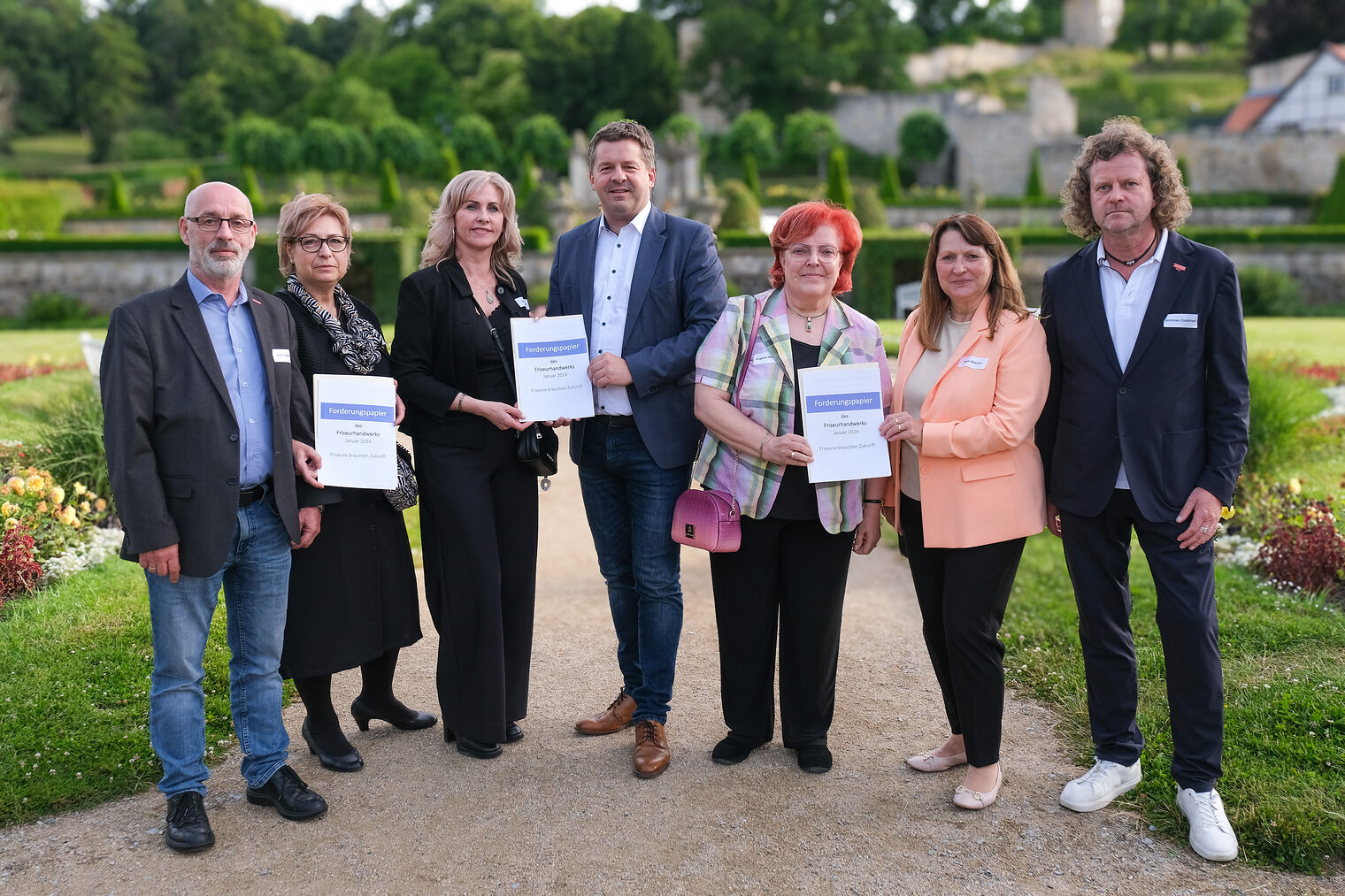 v.l.: Wulfhard Böker (Geschäftsführer der Kreishandwerkerschaft Harz-Bode), Monika Breitwieser (Friseur-Innung), Nannette Alb (Friseur-Innung), Sven Schulze (Wirtschaftsminister), Angelika Neidhardt (Friseur-Innung), Heike Brehmer (MdB), Andreas Dieckmann (Präsident der Handwerkskammer Magdeburg)